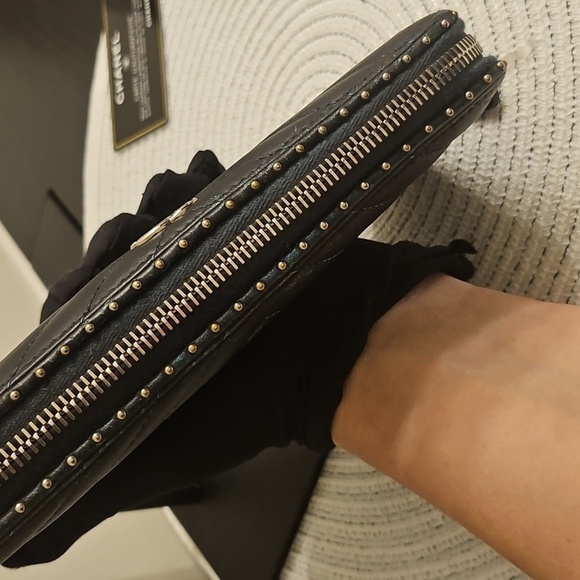 Chanel Black Chevron Lambskin Wallet with Logo - Picture 4 of 12